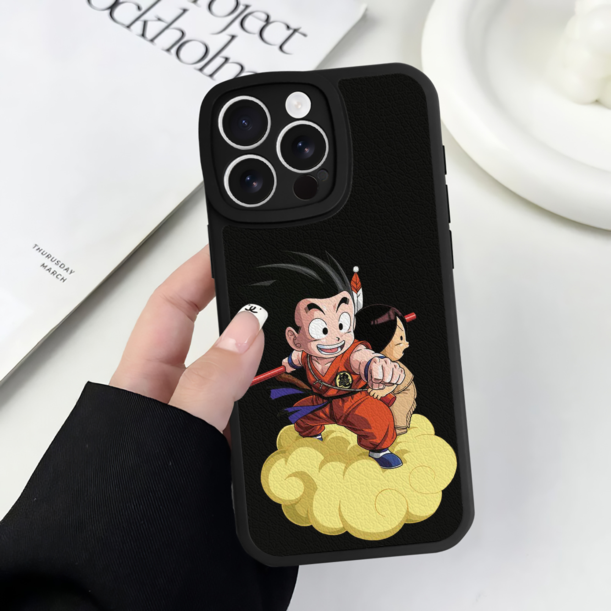 （画像用） ドラゴンボール 孫悟空（そん ごくう）Son Goku カカロット DRAGON BALL Kakarotto 【iPhone 16シリーズ対応】シリコンスマホケース（レザー調） 材質：シリコン